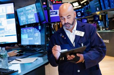 Dow Jones tăng hơn 300 điểm, giá dầu tăng hơn 4%
