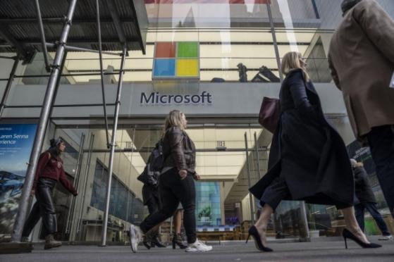Sức mạnh của cơn sốt AI: Microsoft lần đầu chạm mức vốn hóa 3.000 tỷ USD