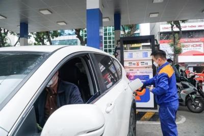 Quỹ bình ổn còn 7.400 tỉ, sao không chi để hạ giá xăng?