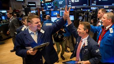 Dow Jones vọt 600 điểm đầu phiên