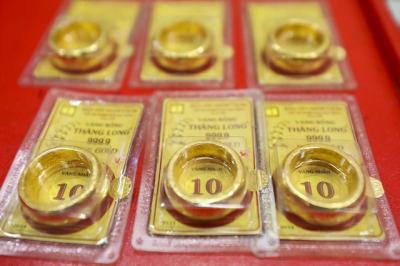 Tiếp tục giảm mạnh, vàng nhẫn trong nước lùi về ngưỡng 76,6 triệu đồng