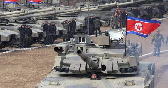 Hình ảnh ông Kim Jong Un điều khiển xe tăng tham gia tập trận