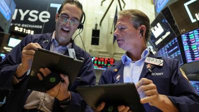 Dow Jones quay đầu giảm gần 400 điểm