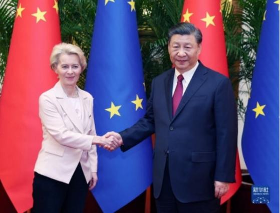 Chủ tịch Tập Cận Bình vừa đến châu Âu, Trung Quốc đã bị dằn mặt vì 'bóp méo thị trường'