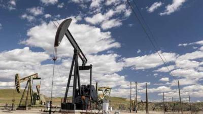 Giá dầu giảm mạnh tới 10% khi nỗi sợ suy thoái dâng cao