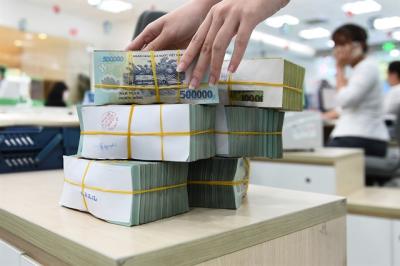 Bức tranh lợi nhuận đầy phức tạp của các nhóm ngân hàng