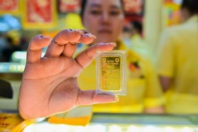 Giá vàng trong nước "đứng im" trên đỉnh, tỷ giá trung tâm quay đầu giảm 5 đồng