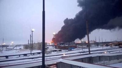 Dầu vọt hơn 2.5% sau khi Ukraine tấn công nhà máy lọc dầu Nga