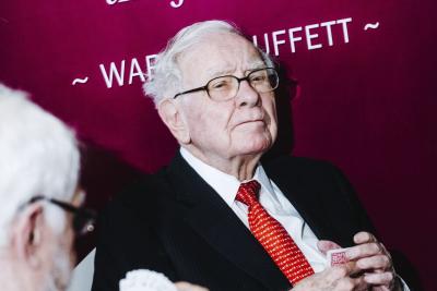 Đội ngũ Joe Biden tìm tới Warren Buffett để bàn cách ngăn chặn khủng hoảng