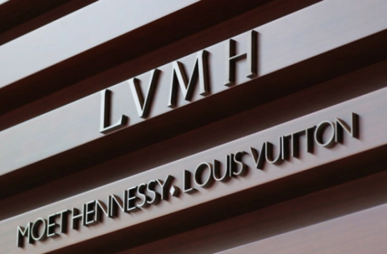 Bất ngờ, đế chế hàng hiệu LVMH đang bị đe dọa bởi một công ty dược phẩm đa quốc gia