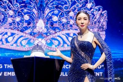 Đằng sau sự hào nhoáng của “bà trùm” Miss Universe