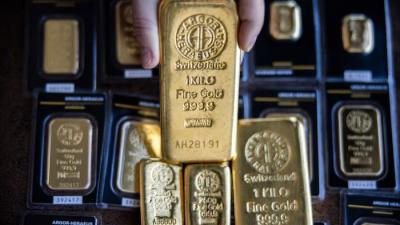 Vàng thế giới vượt mốc 2,040 USD, cao nhất trong 1 năm