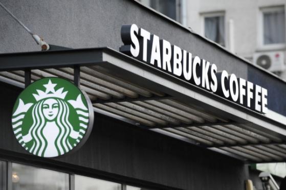 Starbucks bị cáo buộc ‘lừa’ khách hàng qua thẻ thành viên, chiếm dụng gần 900 triệu USD trong 5 năm