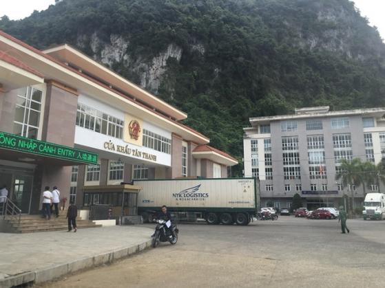 Hơn 900 xe hàng thông quan trong 1 ngày tại cửa khẩu Lạng Sơn