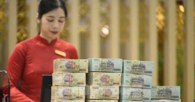Lý do tiền ùn ùn đổ vào ngân hàng bất chấp lãi suất giảm mạnh