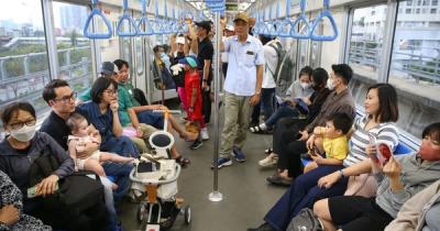 Metro số 1 vận hành ngày đầu: Lượng khách gấp 5 lần dự kiến