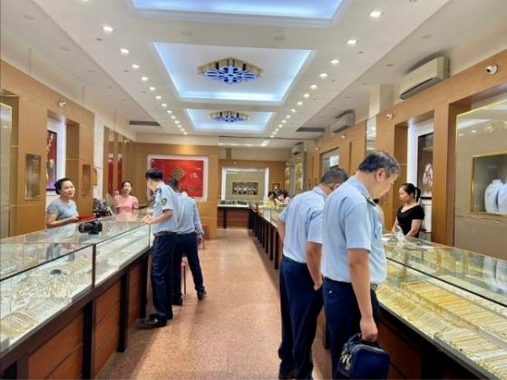 Kiểm tra đột xuất 3 cửa hàng kinh doanh vàng ở Hà Nội, lực lượng chức năng bước đầu xác định vi phạm