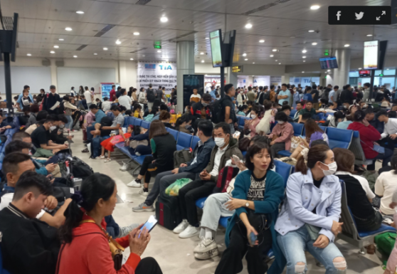 Đường về quê ngày càng xa, gần 700 chuyến bay bị chậm ở sân bay Tân Sơn Nhất