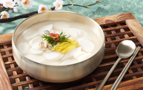 Món canh Tteokguk ngày đầu năm mới của người Hàn Quốc