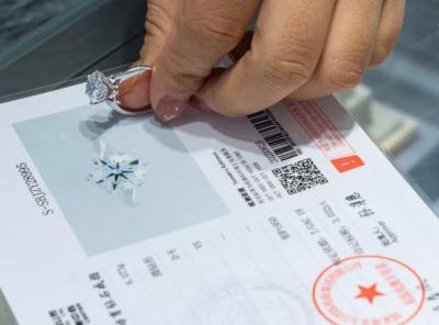 Ngành kim cương đánh mất hào quang (phần 2): Doanh nghiệp truyền thống phản ứng ra sao?
