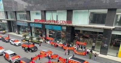 Dân chung cư Hà Nội dàn ô tô băng rôn đòi 'sổ đỏ'
