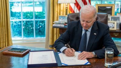 Tổng thống Joe Biden ký thông qua luật trần nợ