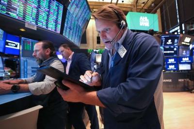Dow Jones tăng gần 600 điểm, Bitcoin vượt 100,000 USD sau tin vui về thỏa  thuận Mỹ-Anh