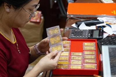 Giá vàng trong nước bật tăng lên trên 103 triệu đồng, tỷ giá giảm mạnh