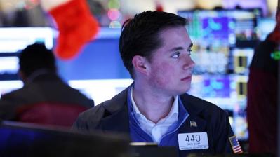 Chứng khoán Mỹ và châu Âu đỏ lửa, Dow Jones sụt 700 điểm