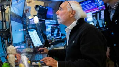 Dow Jones mất hơn 450 điểm sau động thái mới của Trump
