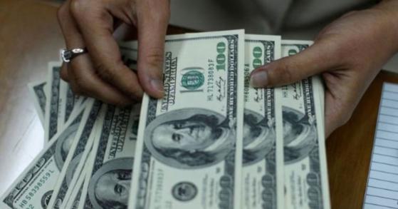 Bản tin tài chính sáng 24/9: Giá vàng đi lên, dầu trái chiều, USD tăng cao
