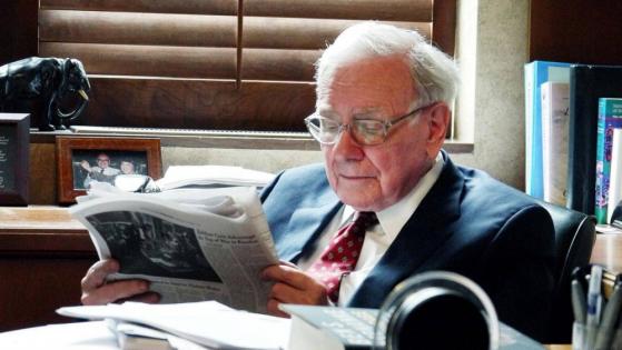 'Độc lạ' như Warren Buffett: Dùng 1 USD trang trí khắp văn phòng bằng các tờ báo, lý do đằng sau khiến ai cũng bất ngờ