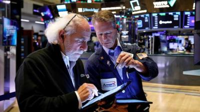 Nasdaq lấy lại sắc xanh, S&P 500 về gần tham chiếu sau khi có lúc giảm 4.7%