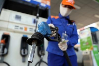 Xăng RON 95 giảm 900 đồng/lít, giá bán lẻ về dưới 25 ngàn đồng/lít