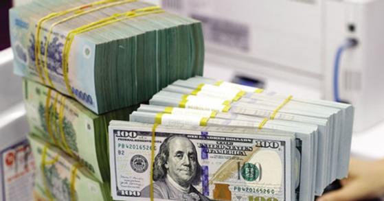 Giá USD ngân hàng bật tăng cao, USD tự do giảm mạnh