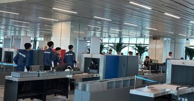 Ôm con vài tháng tuổi vẫn phải tháo thắt lưng, cởi giày để kiểm tra an ninh ở sân bay