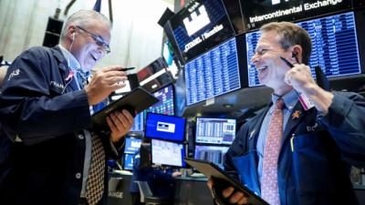 Dow Jones tăng hơn 200 điểm, vượt ngưỡng 35,000 điểm