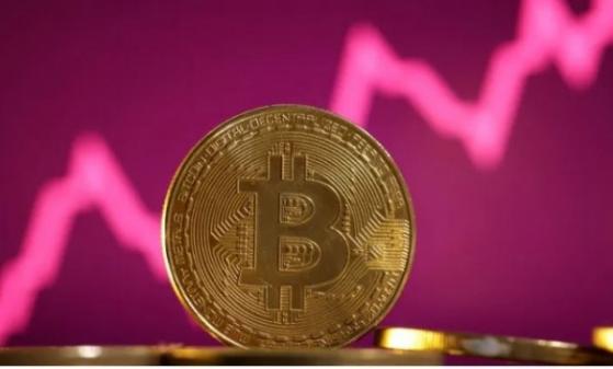 Bitcoin lần đầu tiên vượt 70.000 USD nhưng nhanh chóng lao dốc