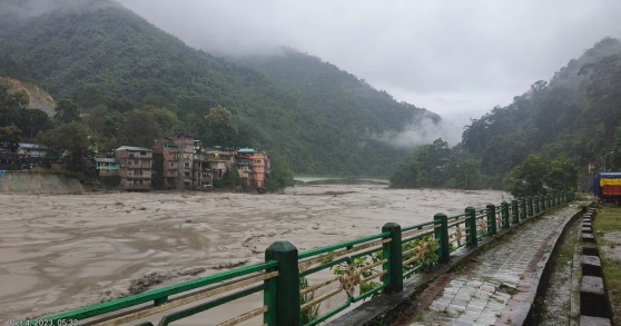 Hồ băng trên dãy Himalaya tan chảy khiến 18 người Ấn Độ thiệt mạng