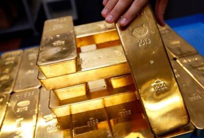 Vàng thế giới giảm hơn 3% sau phát biểu của ông Trump về Fed và thương mại với Trung Quốc