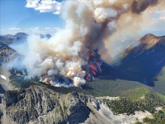 Hàng nghìn người phải sơ tán do cháy rừng lan nhanh tại Canada