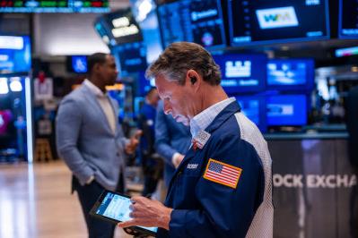 Dow Jones quay đầu tăng sau khi có lúc giảm 780 điểm