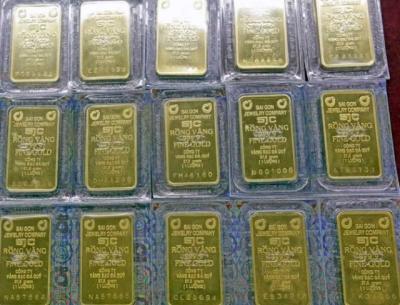 Giá vàng SJC giảm nhưng vẫn giao dịch ở mức trên 135 triệu đồng