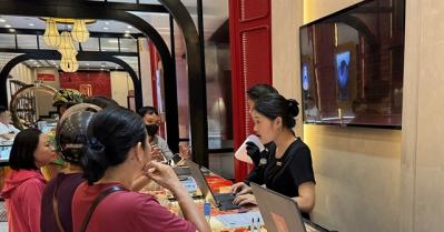 Khách mang tiền mặt mua lượng lớn vàng, phải ra ngân hàng nộp tiền vào tài khoản
