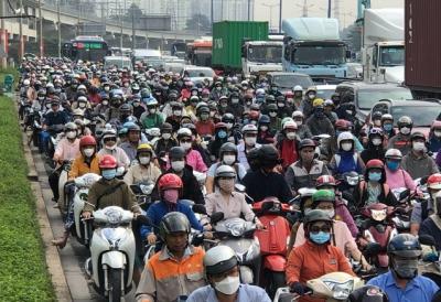 Chuyển đổi 400,000 xe xăng sang xe điện: Cần giải pháp gốc lẫn ngọn!