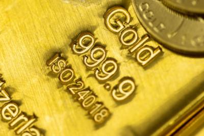 Vàng thế giới vượt mốc 3,300 USD/oz khi căng thẳng thương mại Mỹ - Trung leo thang