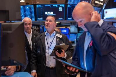 Dow Jones giảm hơn 400 điểm, Nasdaq Composite rơi vào vùng điều chỉnh