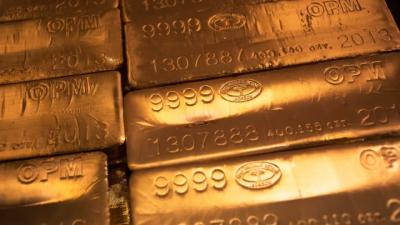Vàng thế giới lùi nhẹ khi đồng USD mạnh hơn và dữ liệu kinh tế tích cực