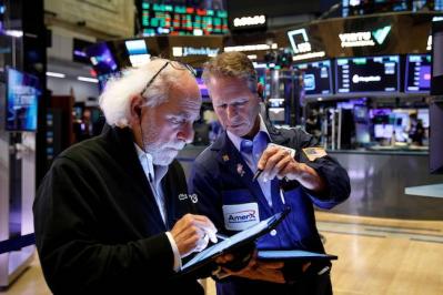 Dow Jones quay đầu giảm hơn 200 điểm, đứt mạch 13 phiên tăng liên tiếp