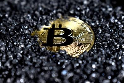Bitcoin có lúc tiệm cận 45,000 USD, tăng 160% kể từ đầu năm